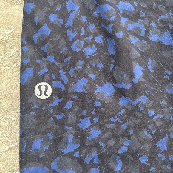 🍋Lululemon blue and black Luxtreme crops size 6 - Picture 5 of 10